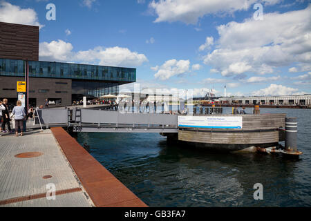 Porto fermata autobus di fronte al Royal Playhouse, opposta alla carta isola (Papirøen) e più lontano il Royal Opera House. Foto Stock