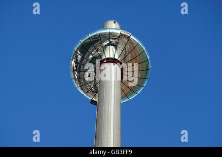 Cerca fino a Brighton è di nuovo i360 spostamento torre di osservazione, mostrando il sotto riflettendo la Brighton Seafront. Foto Stock