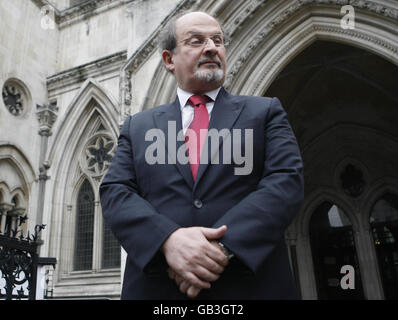 Procedimento giudiziario Salman Rushdie. Sir Salman Rushdie arriva alla Corte reale di Giustizia nel centro di Londra. Foto Stock