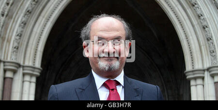 Procedimento giudiziario Salman Rushdie. Sir Salman Rushdie lascia la Corte reale di giustizia nel centro di Londra. Foto Stock