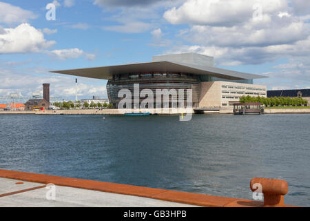 Il Royal Opera House di Copenhagen visto dalla banchina del nuovo ed eccitante spazio urbano di Kvaesthus nel Porto di Copenhagen. Donato da A.P. Møller. Foto Stock