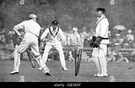 Il capitano dell'Università di Oxford Geoffrey Legge (l) è pulito bowled da Arthur Richardson dell'Australia (fuori della figura) come il wicketkeeper John Ellis (r) osserva Foto Stock