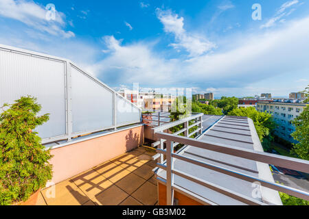 Vista del bellissimo cielo con nuvole bianche dalla terrazza della nuova città Appartamento a Cracovia in Polonia Foto Stock