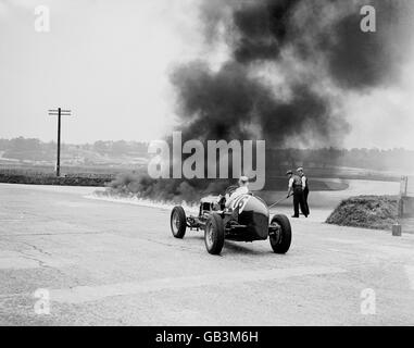 Motor Racing - JCC 200 Mile Race - Brooklands. I lavoratori di Brooklands bruciano petrolio fuori pista durante una sessione di prove. Foto Stock