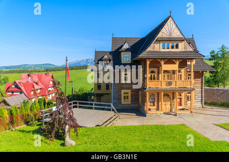 Casa in legno costruito in tipico stile di montagna in estate, Monti Tatra, Polonia Foto Stock