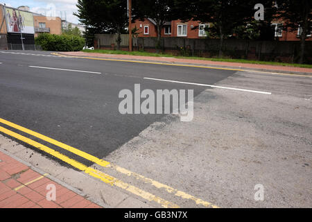 Nuova sezione di strada asfaltata con linee gialle Luglio 2016 Foto Stock