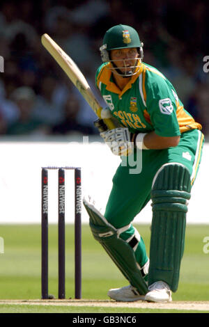 Cricket - One Day NatWest Series Final - Inghilterra contro Sud Africa. Jacques Kallis del Sudafrica in azione Foto Stock