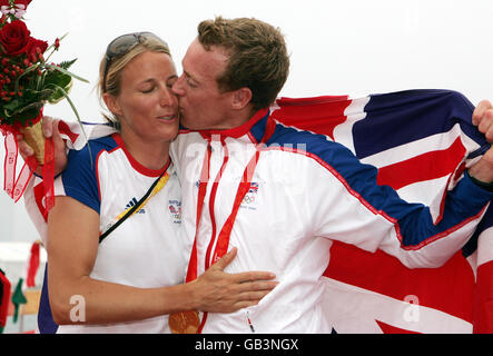 Paul Goodison della Gran Bretagna ha un bacio dalla sua fidanzata, 470 Olympian Saskia Clark, dopo aver vinto una medaglia d'oro nella classe laser maschile al Centro di vela dei Giochi Olimpici di Pechino 2008 fuori Qingdao, Cina. Foto Stock