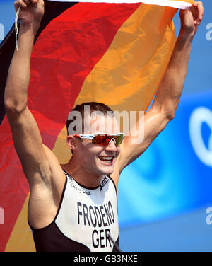 Olimpiadi - Giochi Olimpici di Pechino 2008 - Day Eleven. Jan Frodeno, in Germania, celebra la vittoria del triathlon maschile Foto Stock