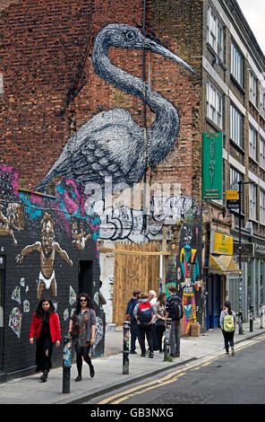 La gru dal belga artista di strada Roa in Hanbury Street appena fuori la Brick Lane, Shoreditch, East London, Regno Unito. Foto Stock