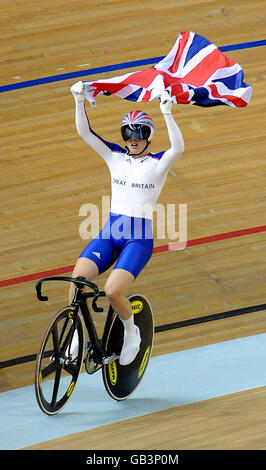 Il Victoria Pendleton della Gran Bretagna celebra la vincita della medaglia d'oro nella finale della Sprint delle Donne al corso di ciclismo su pista al Velodrome di Laoshan durante i Giochi Olimpici di Pechino 2008 in Cina. Foto Stock