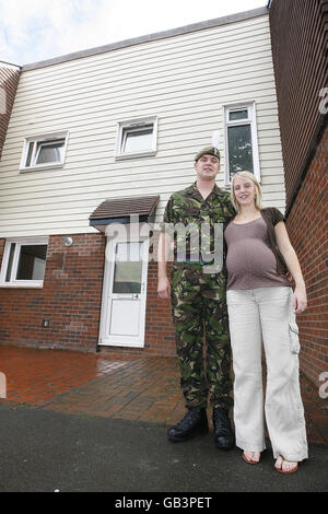 Lance Corporal Matthew Thacker e sua moglie Vicky, al di fuori della loro casa militare sulla caserma Dale a Chester, casa del 1 ° Battaglione i crociati reali gallesi. Foto Stock