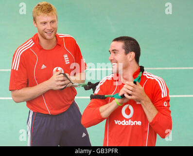 L'inglese Kevin Pietersen e Andrew Flintoff (posteriore) allenano all'interno di Headingley prima della loro One Day International contro il Sudafrica. Foto Stock