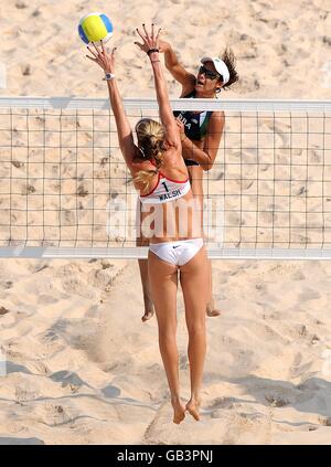 USA Misty May-Treanor (fronte) e Brasile Talita OCHA battaglia per la palla nella semifinale delle Donne al campo da pallavolo di Chaoyang Park Beach il giorno 11 dei Giochi Olimpici 2008 a Pechino. Foto Stock