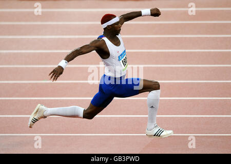 Great Britain's Phillips Idowu durante la finale del triplice salto degli Mens allo Stadio Nazionale di Pechino durante i Giochi Olimpici di Pechino 2008 in Cina. Foto Stock