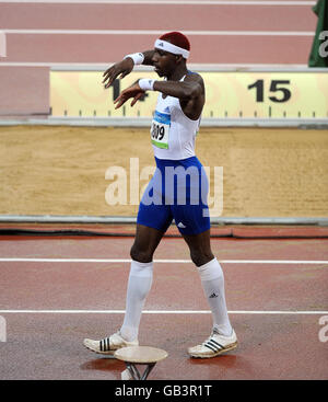 La Gran Bretagna Phillips Idowu durante la finale del triplice salto maschile allo Stadio Nazionale di Pechino durante i Giochi Olimpici di Pechino 2008 in Cina. Foto Stock