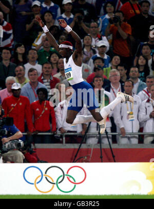 La Gran Bretagna Phillips Idowu durante la finale del triplice salto maschile allo Stadio Nazionale di Pechino durante i Giochi Olimpici di Pechino 2008 in Cina. Foto Stock