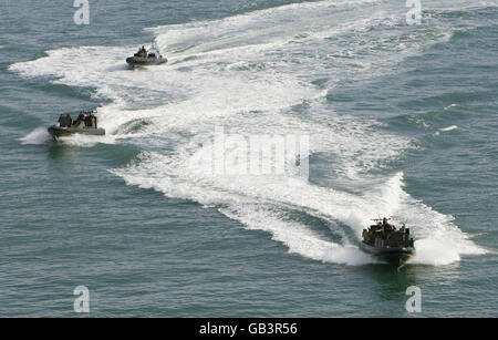 Royal Marine Commandos on the Water alla Royal Navy base di Portsmouth come parte dell'evento Incontrate Your Navy che si terrà questo fine settimana. Incontrate Your Navy è una vetrina di tre giorni che consente ai membri del pubblico di rivedere le navi e il personale del servizio senior. La Marina del presente, del passato e del futuro sarà in mostra Foto Stock