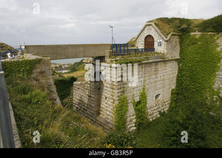 Vista generale della fortezza che è HMP Verne a Portland nel Dorset. La prigione di Verne ha aperto nel 1949 sul sito di una ex caserma militare risalente alla fine del XIX secolo chiamato la Cittadella di Verne. La prigione, che si trova in alto sopra il porto sull'isola di Portland al largo della costa Dorset, è una prigione di addestramento di categoria C per i maschi adulti. La popolazione è costituita da detenuti condannati a vita e da detenuti condannati determinati, molti dei quali servono quattro anni o più. Circa il sessanta per cento dei prigionieri sono cittadini stranieri; oltre cinquanta nazionalità diverse rappresentate. Foto Stock