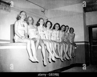 Nuoto - Giochi Olimpici di Londra 1948. Il team svedese di nuoto per Signore si rilassa al bar Foto Stock