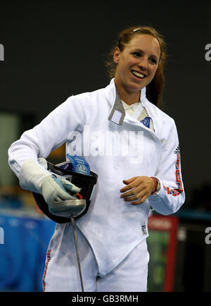 La Heather della Gran Bretagna cadde in reazione dopo una vittoria nella disciplina di scherma del Pentathlon moderno delle Donne alle Olimpiadi di Pechino del 2008, Cina. Foto Stock