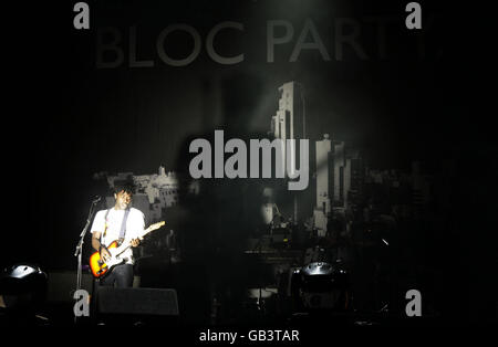 Kele Okereke di Bloc Party si esibisce il secondo giorno del Reading Festival 2008, Berkshire. Foto Stock