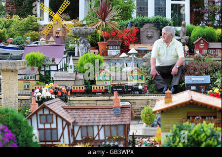 Eric Marshall, di Baggy North Yorkshire, che ha trasformato il suo giardino anteriore in una città in miniatura, che comprende quattro treni funzionanti, cascate e una funivia funzionante. Eric ha trascorso 3 anni a fare e progettare il suo giardino e modelli e attrae quotidianamente pullman di visitatori per vedere il suo lavoro. Foto Stock