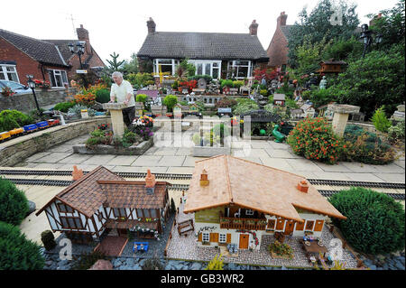 Eric Marshall, di Baggy North Yorkshire, che ha trasformato il suo giardino anteriore in una città in miniatura, che comprende quattro treni funzionanti, cascate e una funivia funzionante. Eric ha trascorso 3 anni a fare e progettare il suo giardino e modelli e attrae quotidianamente pullman di visitatori per vedere il suo lavoro. Foto Stock