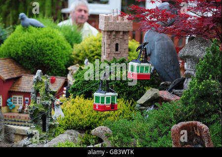 Eric Marshall, di Baggy North Yorkshire, che ha trasformato il suo giardino anteriore in una città in miniatura, che comprende quattro treni funzionanti, cascate e una funivia funzionante. Eric ha trascorso 3 anni a fare e progettare il suo giardino e modelli e attrae quotidianamente pullman di visitatori per vedere il suo lavoro. Foto Stock