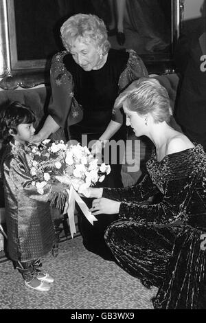 Grande momento per Juleka Sikdher di quattro anni dal dottor Barnado's che presenta i fiori a Diana, Principessa del Galles durante il banchetto di moda britannico della scorsa notte a Fishmongers Hall, Londra. Più tardi la Principessa ha consegnato il premio "firmatario dell'anno" a Jasper Conran. Foto Stock