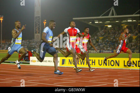 Atletica - Norwich Union Grand Prix di Londra - Crystal Palace. Dwain Chambers (2 ° a sinistra) arriva attraverso per vincere gli uomini 100m Foto Stock