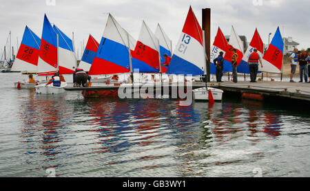 1 bambino può venire al club e avere una lezione di vela di due ore. I medalisti olimpici britannici della vela e i membri della Royal Lymington Pippa Wilson e Nick Rogers sono stati entrambi introdotti allo sport attraverso l'iniziativa. Il membro più famoso del club è ben Ainslie, il quattro volte medaglia olimpica Foto Stock