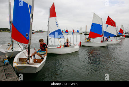 1 bambino può venire al club e avere una lezione di vela di due ore. I medalisti olimpici britannici della vela e i membri della Royal Lymington Pippa Wilson e Nick Rogers sono stati entrambi introdotti allo sport attraverso l'iniziativa. Il membro più famoso del club è ben Ainslie, il quattro volte medaglia olimpica Foto Stock