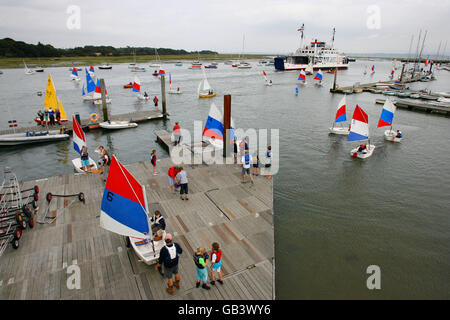 1 bambino può venire al club e avere una lezione di vela di due ore. I medalisti olimpici britannici della vela e i membri della Royal Lymington Pippa Wilson e Nick Rogers sono stati entrambi introdotti allo sport attraverso l'iniziativa. Il membro più famoso del club è ben Ainslie, il quattro volte medaglia olimpica Foto Stock