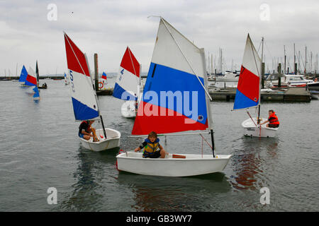 1 bambino può venire al club e avere una lezione di vela di due ore. I medalisti olimpici britannici della vela e i membri della Royal Lymington Pippa Wilson e Nick Rogers sono stati entrambi introdotti allo sport attraverso l'iniziativa. Il membro più famoso del club è ben Ainslie, il quattro volte medaglia olimpica Foto Stock