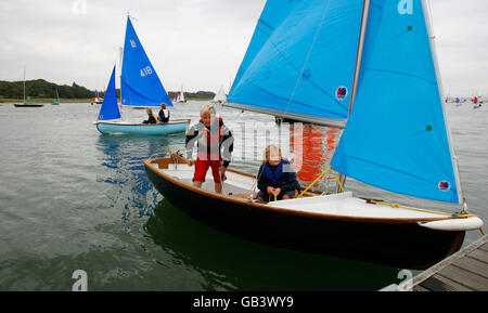 1 bambino può venire al club e avere una lezione di vela di due ore. I medalisti olimpici britannici della vela e i membri della Royal Lymington Pippa Wilson e Nick Rogers sono stati entrambi introdotti allo sport attraverso l'iniziativa. Il membro più famoso del club è ben Ainslie, il quattro volte medaglia olimpica Foto Stock