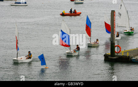 1 bambino può venire al club e avere una lezione di vela di due ore. I medalisti olimpici britannici della vela e i membri della Royal Lymington Pippa Wilson e Nick Rogers sono stati entrambi introdotti allo sport attraverso l'iniziativa. Il membro più famoso del club è ben Ainslie, il quattro volte medaglia olimpica Foto Stock