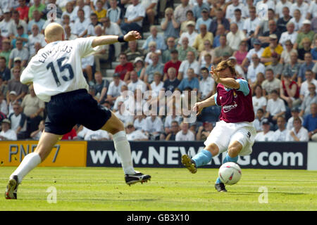 David Connolly di West Ham United segna l'obiettivo vincente Foto Stock