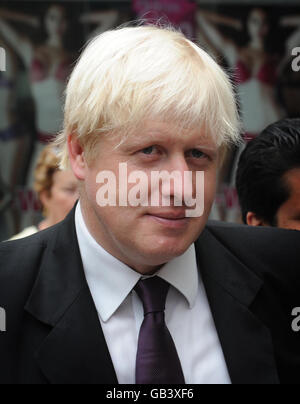 Il sindaco di Londra Boris Johnson su Kensington High Street nella parte ovest di Londra dove ha iniziato un periodo di consultazione sul futuro della congestione tassa estensione occidentale. Foto Stock