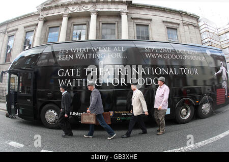 I membri del cast (da sinistra) Johnny Murphy, Stephen Brennan, Barry McGovern e Alan Stanford salgono a bordo dell'autobus turistico "Waiting for Godot" per accompagnarli nel loro tour di 8 settimane in Irlanda fuori dal Gate Theatre di Dublino. Foto Stock