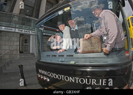 I membri del cast (da sinistra) Stephen Brennan, Barry McGovern, Johnny Murphy e Alan Stanford salgono a bordo dell'autobus turistico "Waiting for Godot" per accompagnarli nel loro tour di 8 settimane in Irlanda fuori dal Gate Theatre di Dublino. Foto Stock