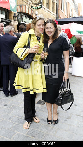 Frome sinistra a destra Penny Smith e GMTV Weathergirl Claire Nasir partecipare al Tabasco British Oyster Opening Championship 2008 presso Bentley's Bar and Grill, Swallow Street, Londra. Foto Stock