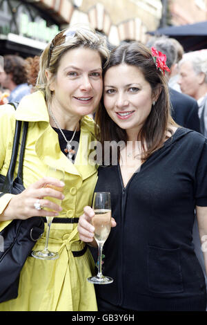 Da sinistra a destra Penny Smith e GMTV Weathergirl Claire Nasir partecipano al Tabasco British Oyster Opening Championship 2008 al Bentley's Bar and Grill, Swallow Street, Londra. Foto Stock