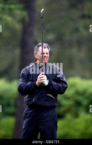 Bernard Gallacher partecipa oggi al 4° giorno annuale del golf e al ballo di gala della British Airways al campo da golf di Wentworth. Il giorno di golf è in aiuto per aumentare le migliaia delle libbre, per la carità di DePaul Trust. La fiducia di DePaul offre ai senzatetto e alle persone svantaggiate l'opportunità di realizzare il loro potenziale e di progredire verso un futuro indipendente e positivo. Foto Stock