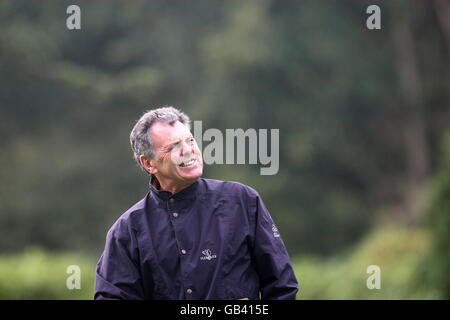 Bernard Gallacher partecipa oggi al 4° giorno annuale del golf e al ballo di gala della British Airways al campo da golf di Wentworth. Il giorno di golf è in aiuto per aumentare le migliaia delle libbre, per la carità di DePaul Trust. La fiducia di DePaul offre ai senzatetto e alle persone svantaggiate l'opportunità di realizzare il loro potenziale e di progredire verso un futuro indipendente e positivo. Foto Stock