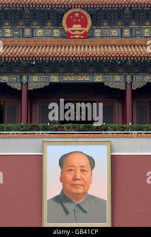 Un'immagine del leader tardo comunista Mao Zedong è appesa nella piazza Tiananmen di Pechino prima dei Giochi Olimpici del 2008 a Pechino, in Cina. Foto Stock