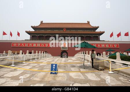 Un'immagine del leader tardo comunista Mao Zedong è appesa nella piazza Tiananmen di Pechino prima dei Giochi Olimpici del 2008 a Pechino, in Cina. Foto Stock