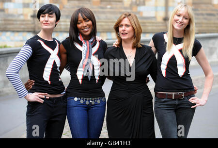 La moglie del primo Ministro Sarah Brown, seconda a destra, a Londra si unisce oggi a modelli (da sinistra a destra) Erin o'Connor, Naomi Campbell e Jade Parfitt per l'annuncio della Moda per il Relief 2008, al Museo di Storia Naturale nel centro di Londra. Foto Stock