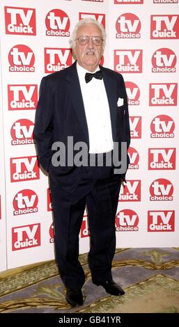 Bernard Cribbins arriva per i premi TV Quick e TV Choice 2008, al Dorchester, Park Lane, Londra. Foto Stock