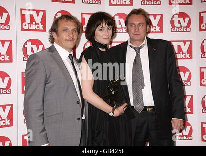 Dean Andrews, Keeley Hawes e Philip Glenister con il premio per il miglior nuovo dramma ricevuto per Ashes to Ashes, al TV Quick and TV Choice Awards 2008, al Dorchester, Park Lane, Londra. Foto Stock